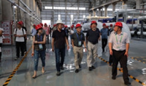 參加全國(guó)人工環(huán)境相關(guān)學(xué)科博導(dǎo)研討會(huì)人員參觀(guān)考察長(zhǎng)輸項(xiàng)目